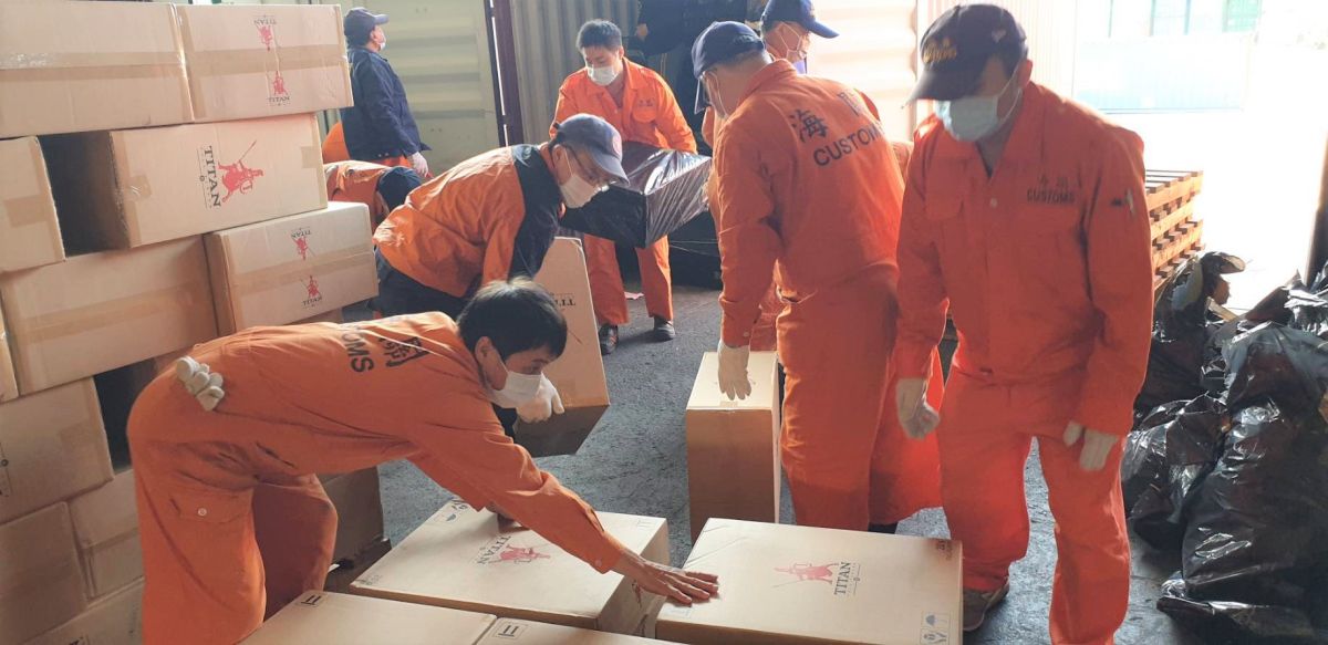 ▲財政部關務署高雄關查獲貨櫃走私未稅洋菸。(圖／記者黃守作攝，2020.01.30) 