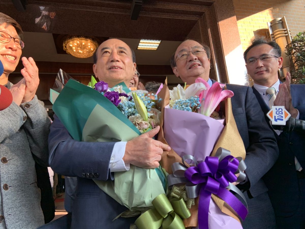 王金平揮別立院巡禮，跟他共事多年的民進黨團總召柯建銘來送花致意。 (圖/記者吳承翰攝)