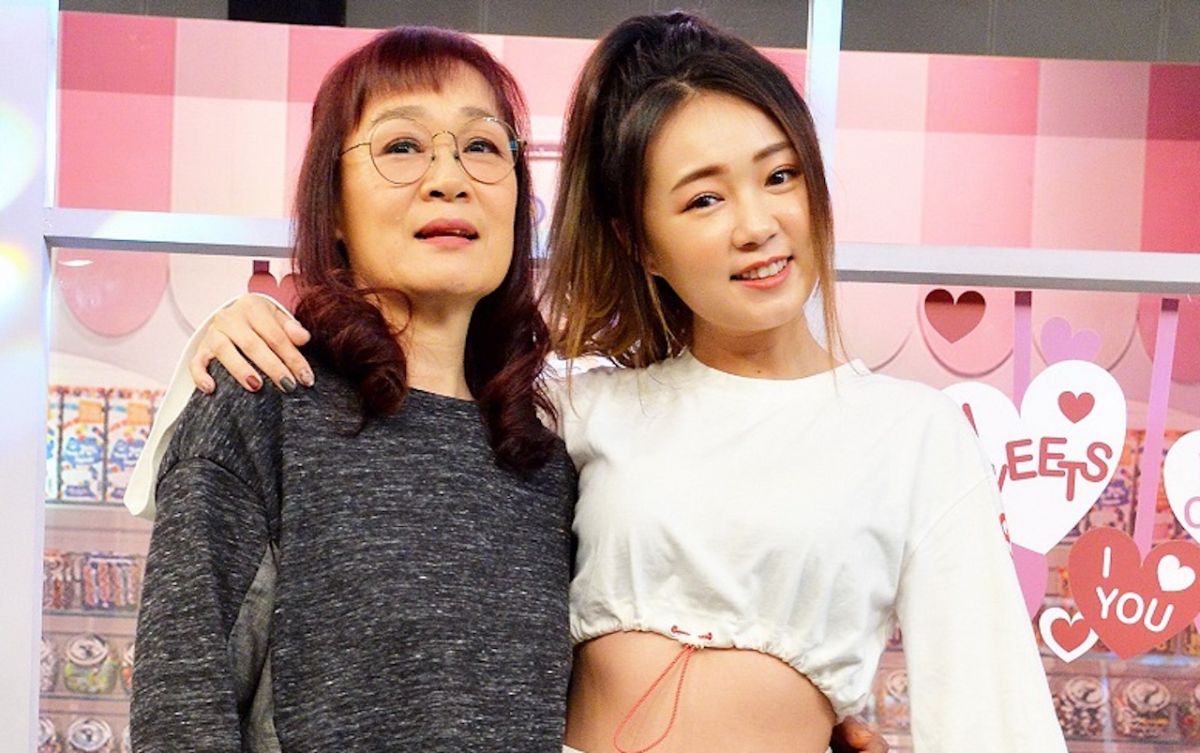 ▲詹子晴（右）幫媽媽拍照閉眼機率9成高。（圖／衛視中文台）