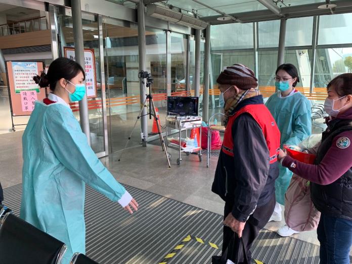 嘉義長庚醫院將對入出醫院的者實施嚴桘體溫量測及口罩配戴管制。