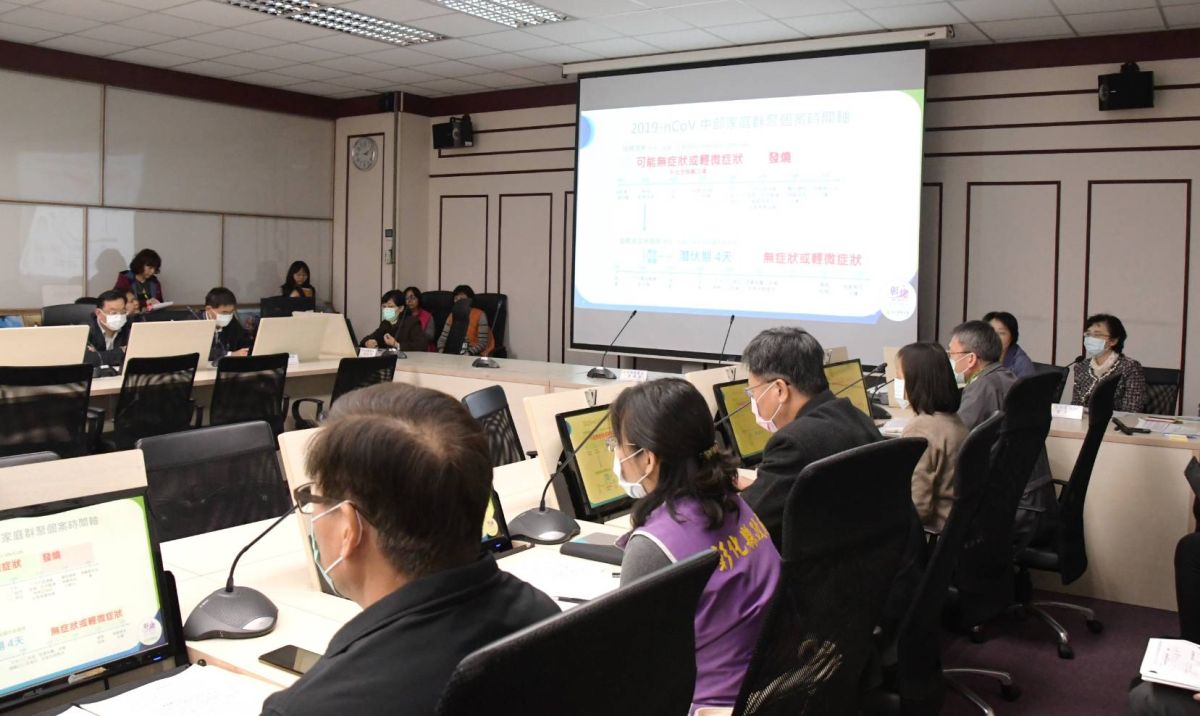 ▲彰化縣政府今(30)日召開防治應變會議，縣長王惠美表示，乾洗手及口罩用品這幾天就會送到終端的消費量販店，呼籲鄉親不用緊張。（圖／記者葉靜美攝，2020.01.30）