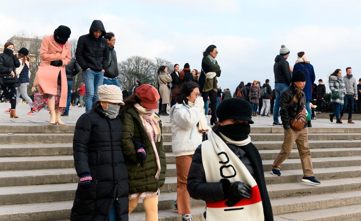 ▲隨著新型冠狀病毒肺炎在歐洲及美國接連傳出病例，也對觀光產業造成一定程度的打擊。圖為近日巴黎街頭戴口罩防疫的民眾。（圖／美聯社／達志影像）