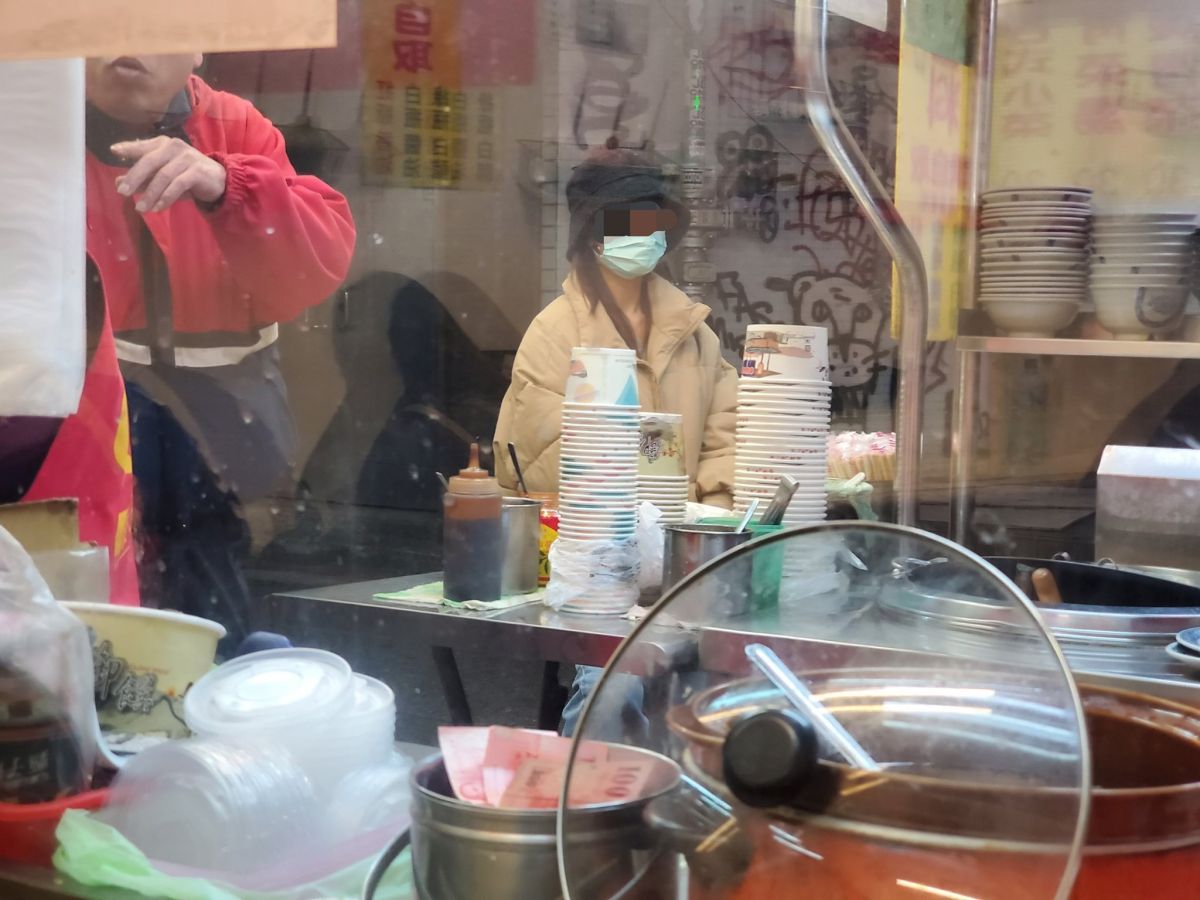 ▲某中年男子不僅未戴口罩，更面對一堆餐具和食材，大聲炫耀自己「封城前趕回來」，讓一旁民眾當場嚇傻。（圖／翻攝自謝立聖臉書）