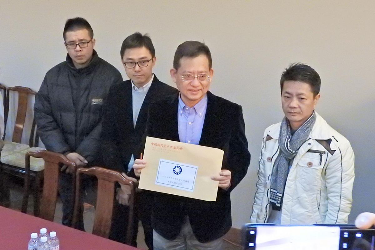 前立委吳育昇31日代表郝龍斌到國民黨中央完成主席補選領表程序。( 圖 / 記者陳弘志攝 )