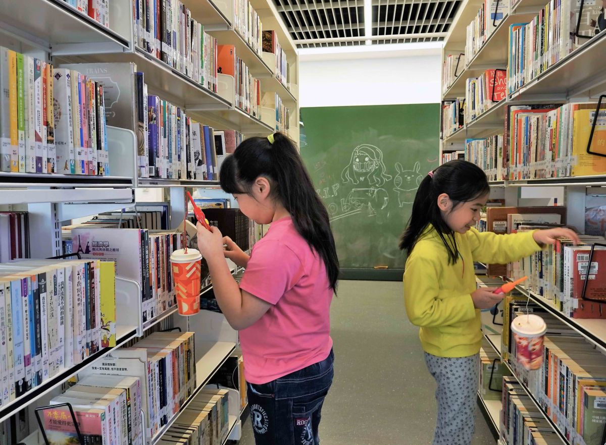 ▲林口分館2月8日特別推出「提著燈籠找好書」活動，邀小朋友元宵夜到圖書館提燈尋書，體會古時提「開學燈」的樂趣。（圖／新北市立圖書館提供）