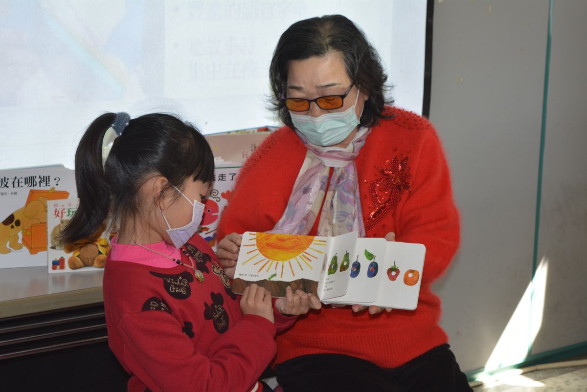 ▲祖孫共讀預防老人失智又可讓小孩變聰明。（圖／記者郭政隆攝影2020.1.31）