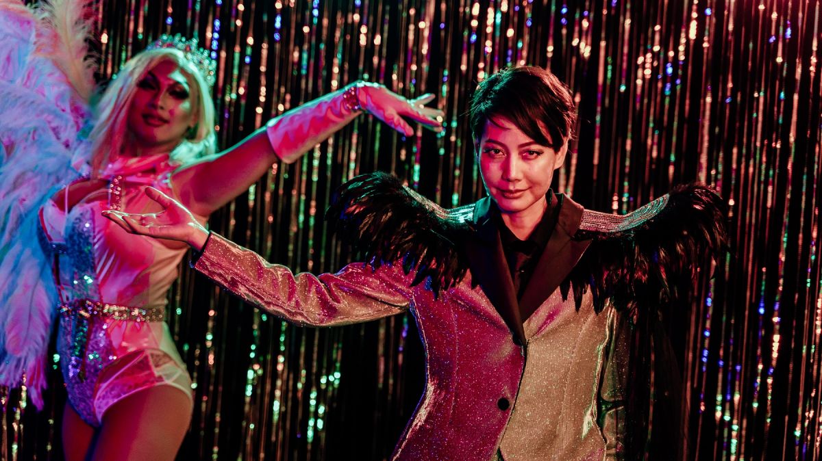 ▲丁寧（右）飾演異色綜藝團團長帥T。（圖／杰德影音）