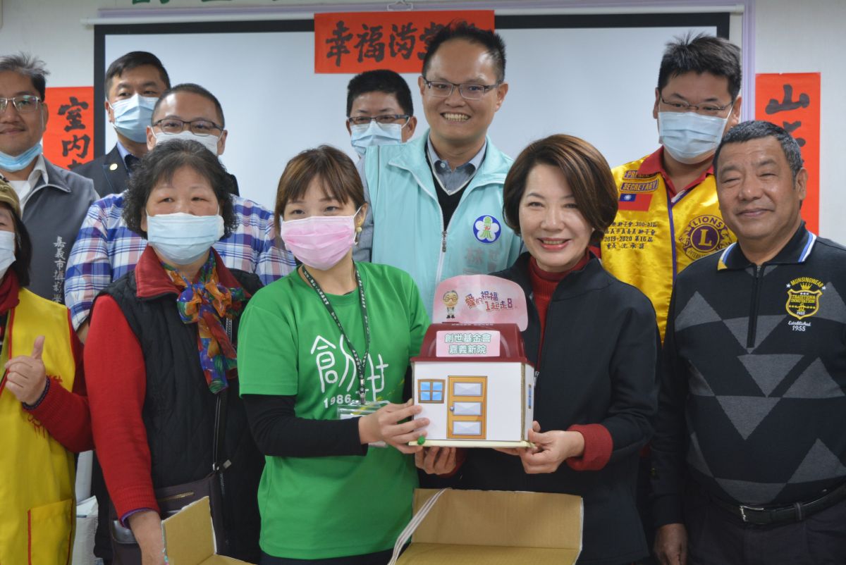 ▲創世蕭伃雯院長（著綠衣者）期望完成遷建新院，服務嘉義地區更多需要幫助的家庭。（圖／記者郭政隆攝影2020.1.31）