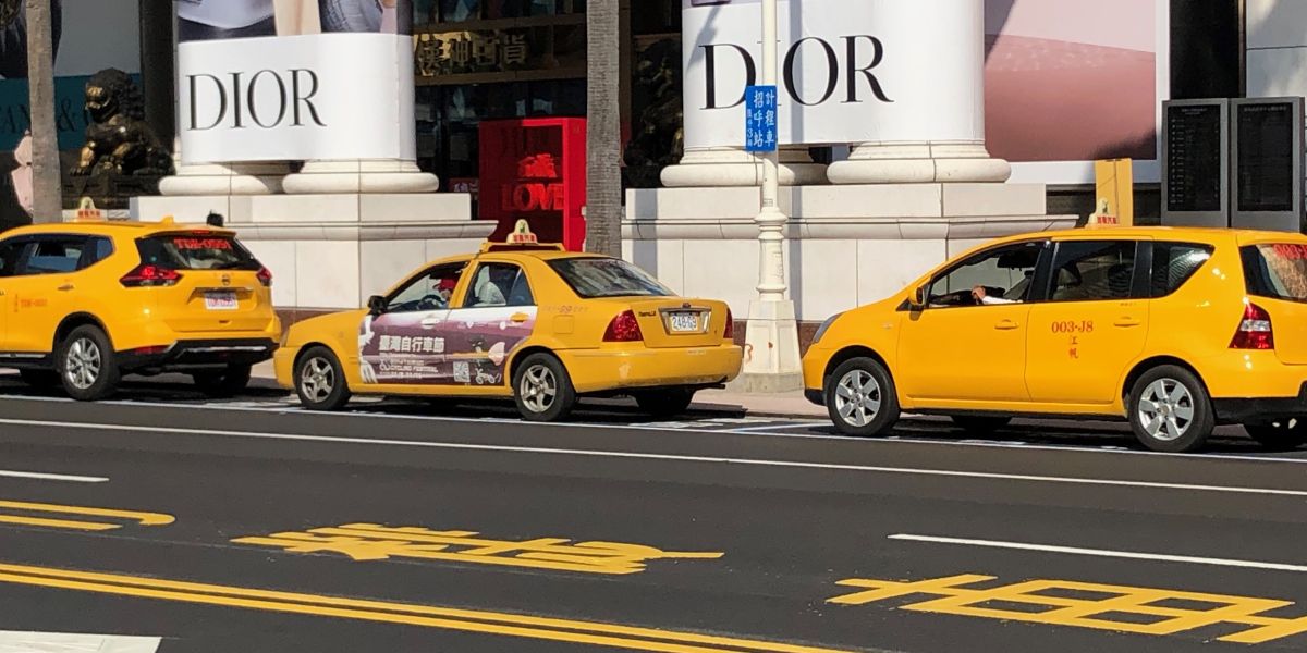 ▲高雄市計程車自109年2月1日起至4月30日止，中午12時至14時路邊停車格停車免費，實為小黃駕駛小確幸！(圖／記者黃守作攝，2020.01.31)