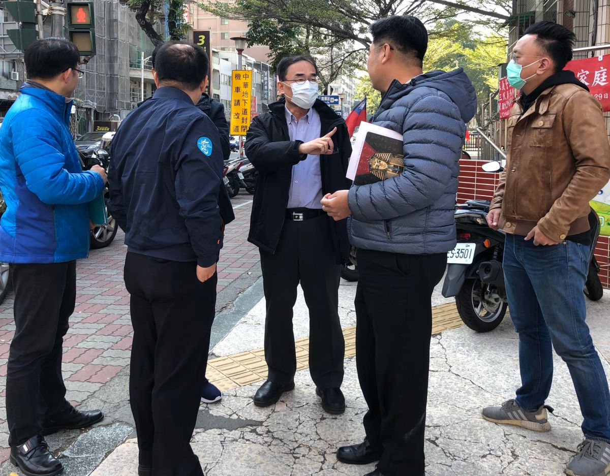 ▲高雄市交通局局長鄭永祥(中)到將封路拆除的中華地下道會勘。(圖／記者黃守作攝，2020.01.31)
