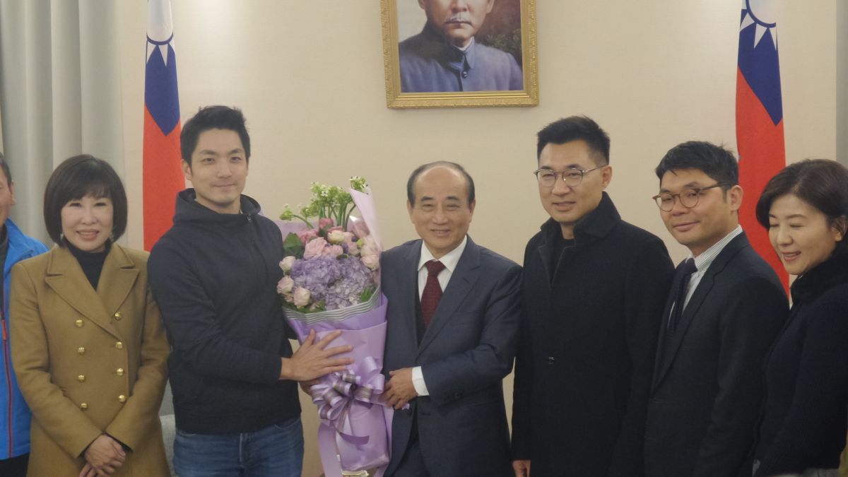 ▲立法院第九屆任期最後一天，國民黨立委獻花歡送前立法院長王金平。（圖／記者呂炯昌攝, 2020.1.31）