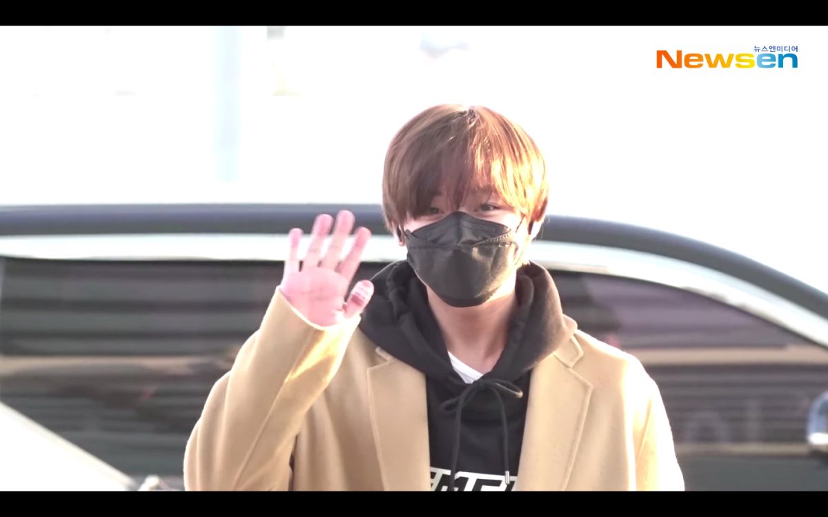 ▲朴志訓現身公共場所戴口罩。（圖／Newsen YouTube）