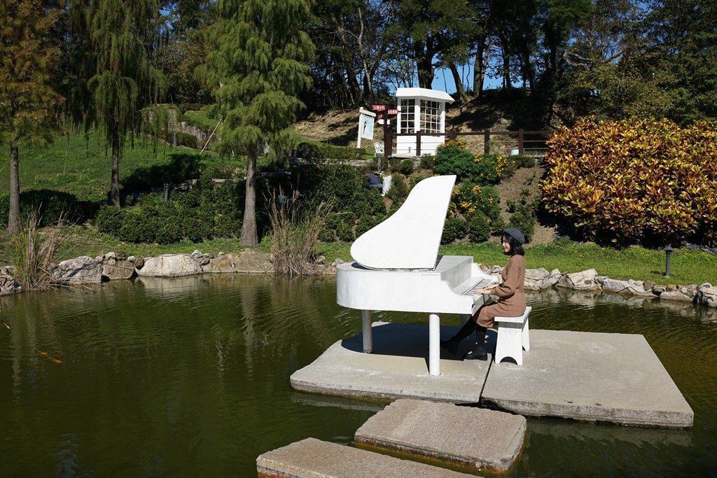 ▲夢幻的湖中鋼琴。（圖／牛牛肥滋滋）