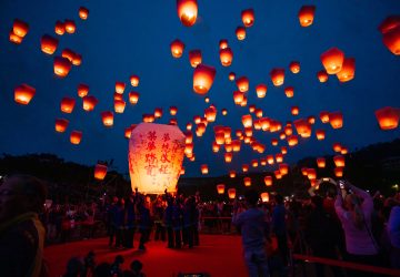 ▲平溪天燈節每年都吸引許多遊客朝聖，圖為2019年平溪天燈節。今年2025年將於今天晚上開場，本文整理天燈施放時間表、交通與接駁公車等資訊一次看。（圖／新北市政府官網）