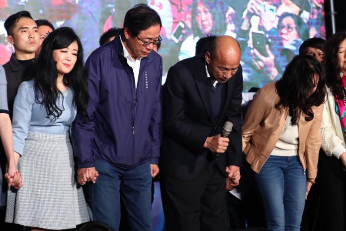 國民黨總統候選人韓國瑜（前右2）、副總統候選人張善政（前左2）11日晚間現身高雄市黨部外，正式發表敗選感言後鞠躬感謝支持者。中央社記者王騰毅攝109年1月11日
