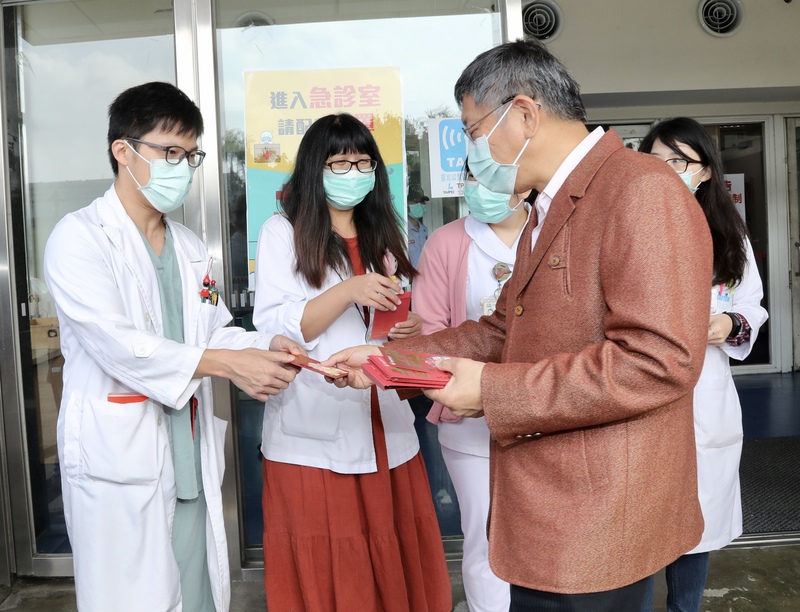 台北市長柯文哲（前右）24日前往台北市立聯合醫院中興院區慰勞值班醫護人員，並發送紅包表達祝賀，感謝所有醫護同仁的付出與辛勞。中央社記者張皓安攝109年1月24日