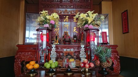 ▲農曆十二月二十四日是送神日，民間傳說除夕夜年獸會出來作亂傷人，百姓怕家中神佛遭受波及，因此在這天將所有神明送回天庭，此即送神日的由來。（圖／取自懿賢府天宮懿德會粉專）