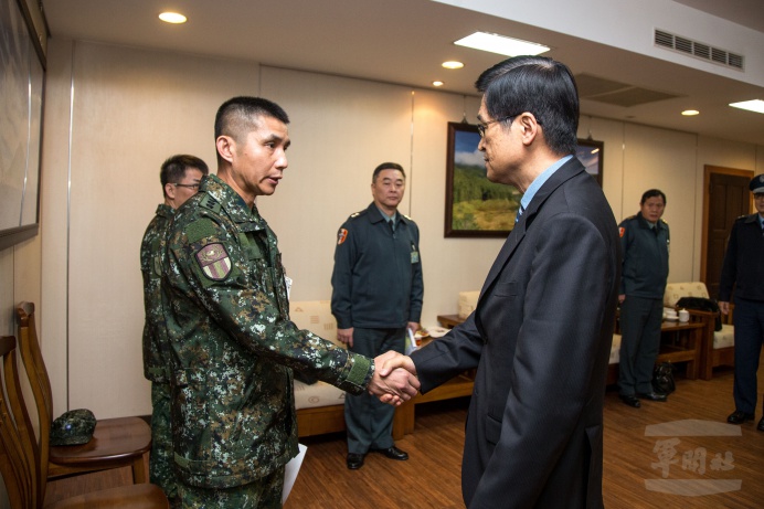 嚴部長感謝黑鷹事故搜救人員　期勉官兵懷悲盡職不可以懈
