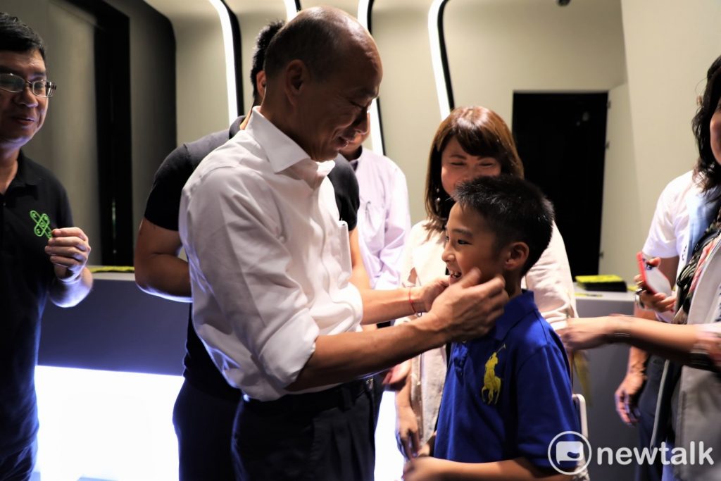 韓國瑜曾與《精靈寶可夢》世界冠軍吳比相見歡。   圖：蔡幸秀/攝