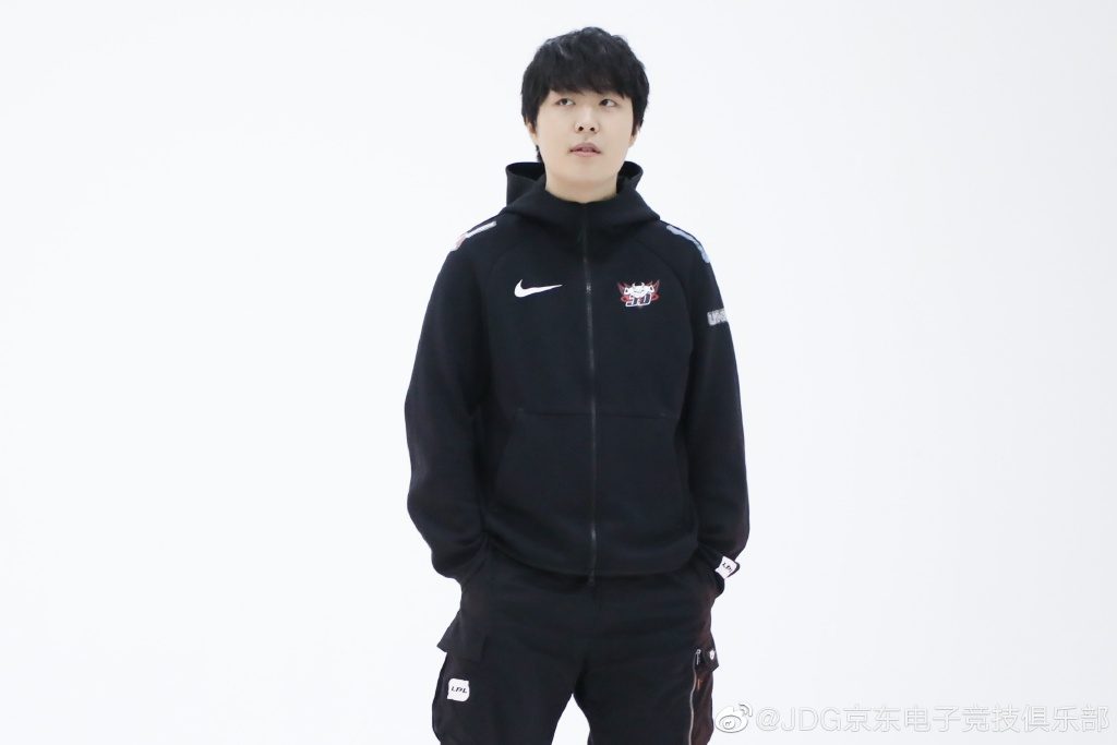 JDG因先前在事件中與Kanavi簽定合約違反合約年限規則遭LPL官方罰款。   圖：翻攝JDG微博