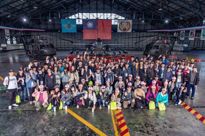 ▲ 全民國防寒假戰鬥營「嘉義戰鬥營」於空軍嘉義基地熱鬧展開,青年學子們與F-16V及UH-60M直升機合影。(資料照/軍聞社提供)