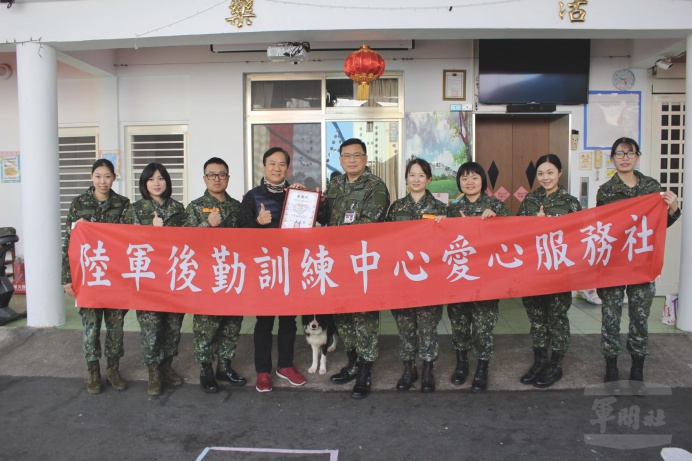 ▲ 陸軍後勤訓練中心愛心社15日前往桃園樂活育幼院捐贈物資。（陸軍後勤訓練中心提供）