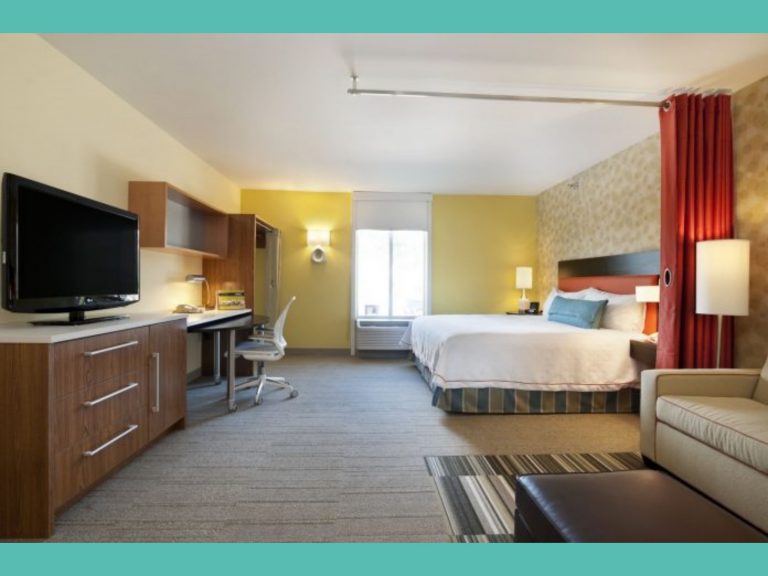 ▲希爾頓惠庭酒店的比洛克西分店提供特別的「陪睡」服務。（圖／翻攝自 Home2 Suites by Hilton Biloxi North/D’Iberville, MS 臉書）