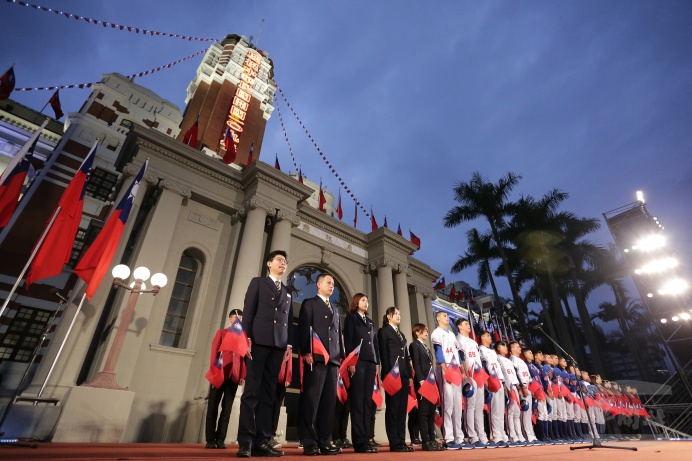 ▲ 總統府1日舉行元旦升旗典禮，安排各級棒球國手、抵擋非洲豬瘟入侵的第一線防疫人員及扶輪社交換學生擔任國歌領唱。（軍聞社記者李忠軒攝）