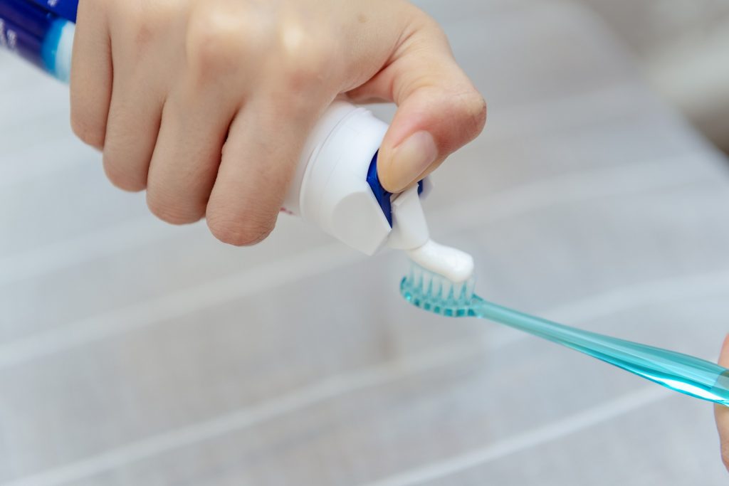 ▲高氟化物的牙膏會引起下巴長粉刺。（圖／pixabay）