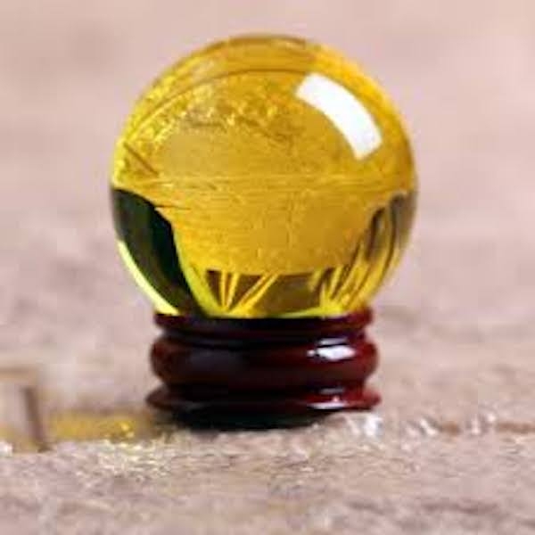在辦公室或家中北方放置黃色水晶球可以化解無謂的是非、口角糾紛。