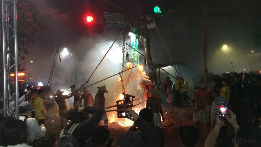 台灣民間相信鞭炮有除瘟驅邪的效果。（圖／記者黃彥昇攝）