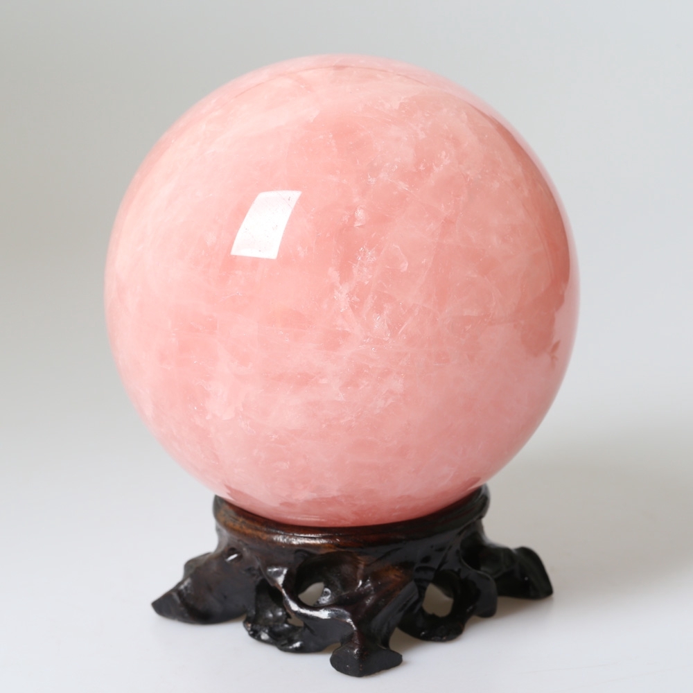在家中東北方放置粉紅色水晶能招來。