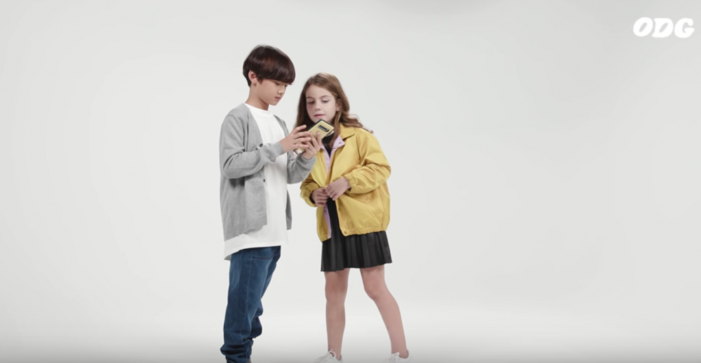 ▲這則韓國男孩與美國女孩的尬聊視頻，在網路上掀起討論。（圖／翻攝自Youtube）