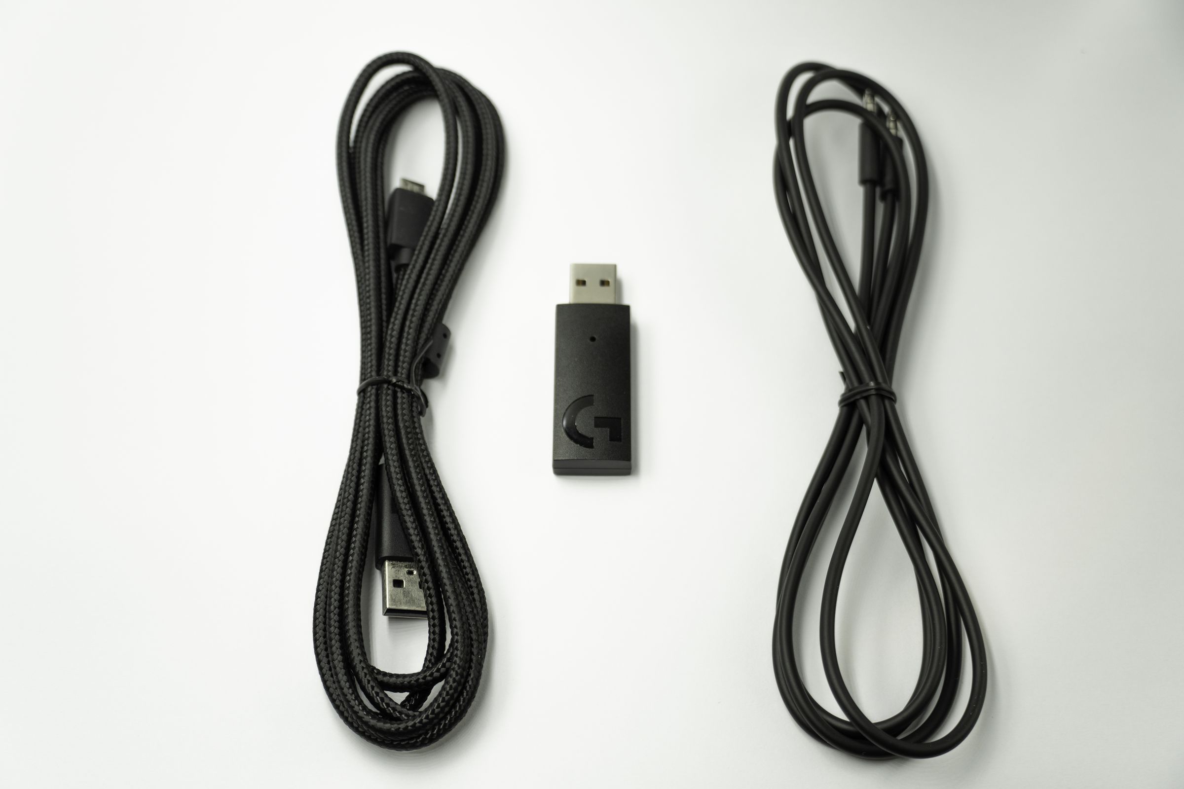 配件由左至右分別是不織布USB Micro線、無線發射器、3.5mm音源線。