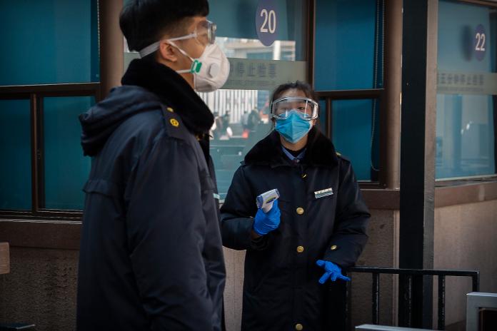 ▲北京車站人員配戴口罩、護目鏡檢疫。（圖／美聯社／達志影像）