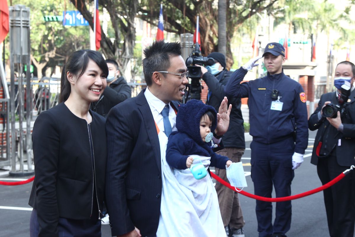 新任立委洪孟楷帶著一歲大的女兒以及太太一起來報到。 (圖/記者葉政勳攝影)