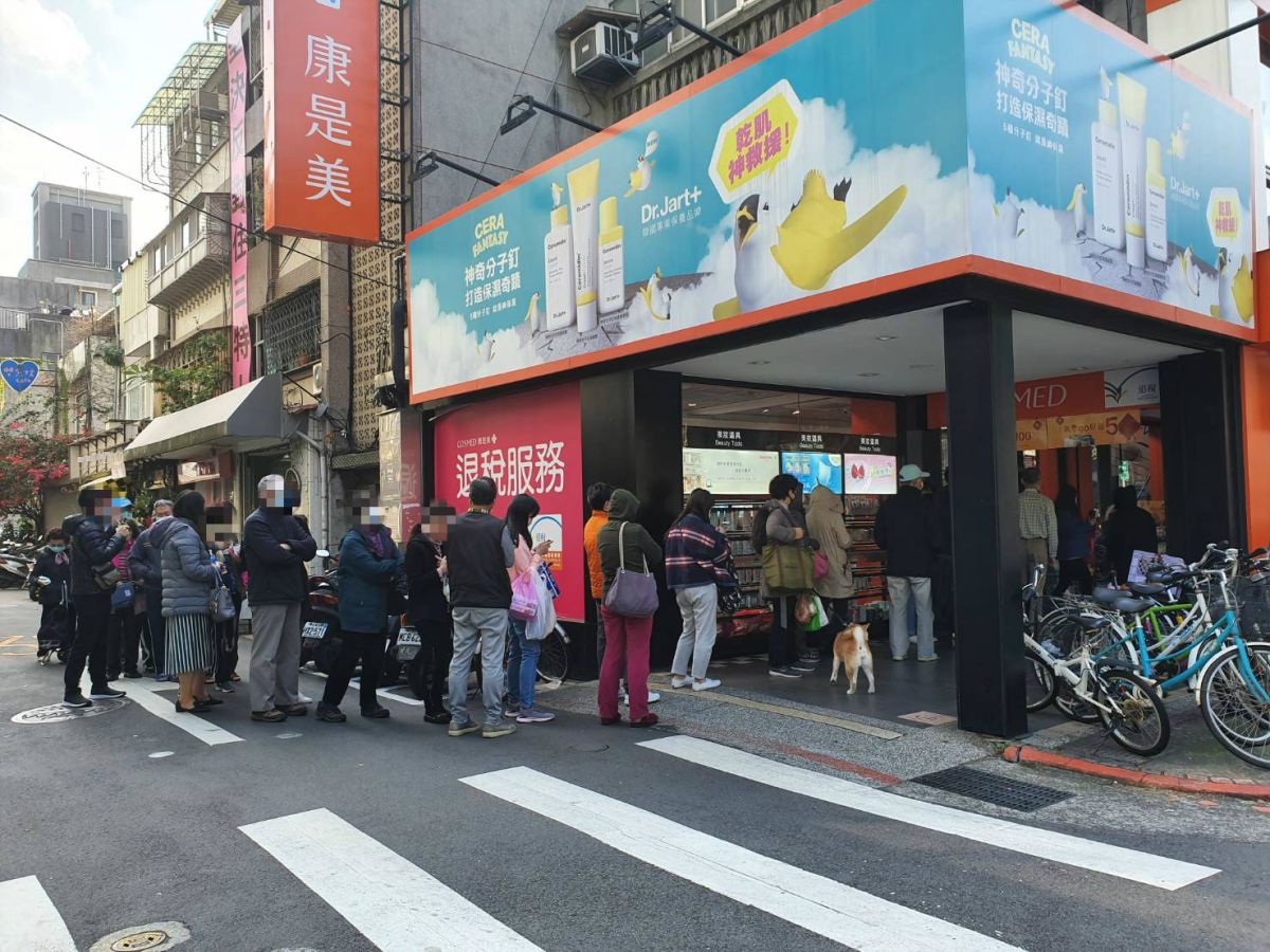▲藥妝店、四大超商明起停買口罩。（圖／讀者提供）