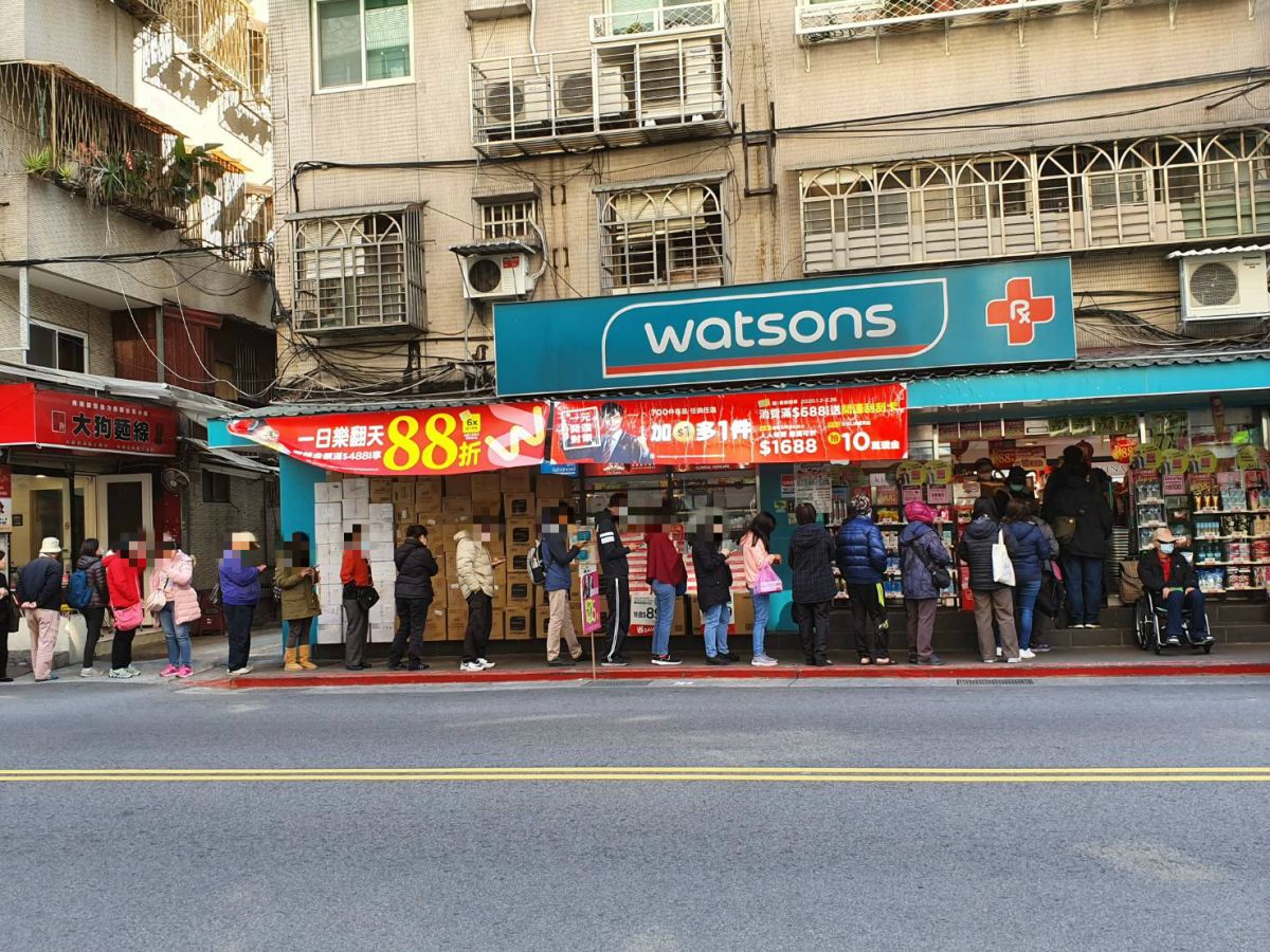 ▲許多民眾早起到藥妝店排隊購買口罩。（圖／讀者提供）