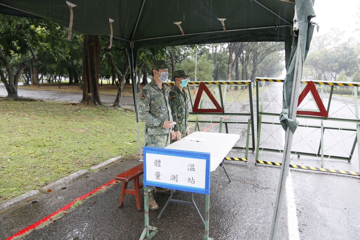 ▲國防部各所屬部隊，要求入營人員配戴口罩、量測體溫，落實防疫。(圖/軍聞社提供)
