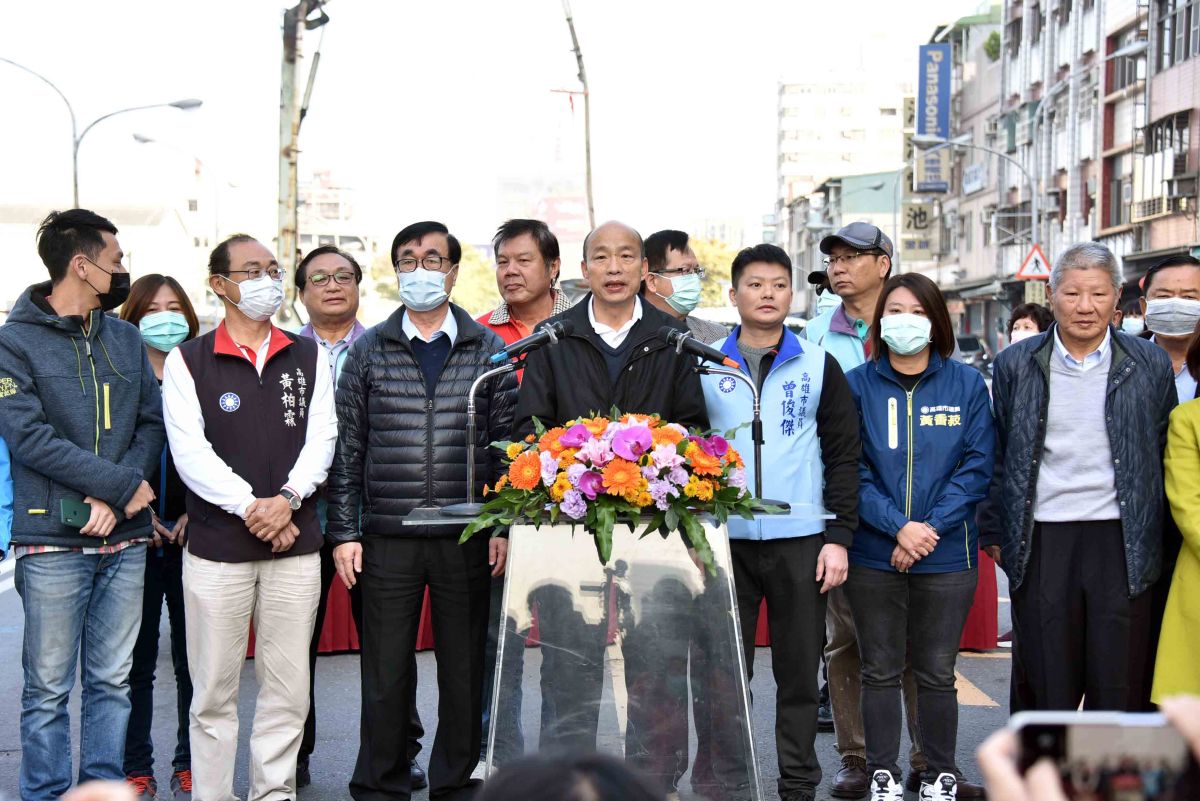 ▲配合鐵路地下化營運並縫合都市發展，高雄市長韓國瑜今（1）日率同副市長李四川及市議員們 出席地下道填平及拆除動工典禮。(圖／高市府提供)

