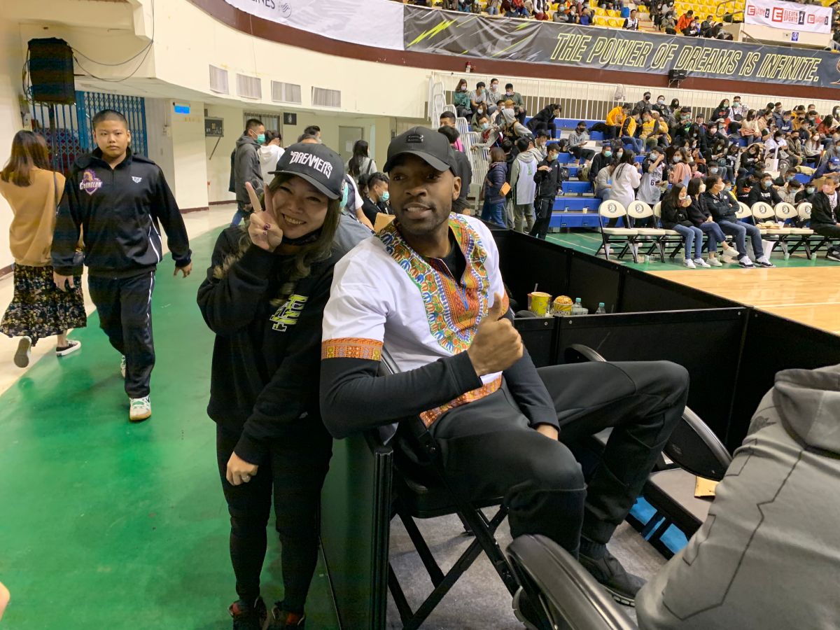 戴維斯觀賞夢想家賽事。（圖／吳政紘攝）