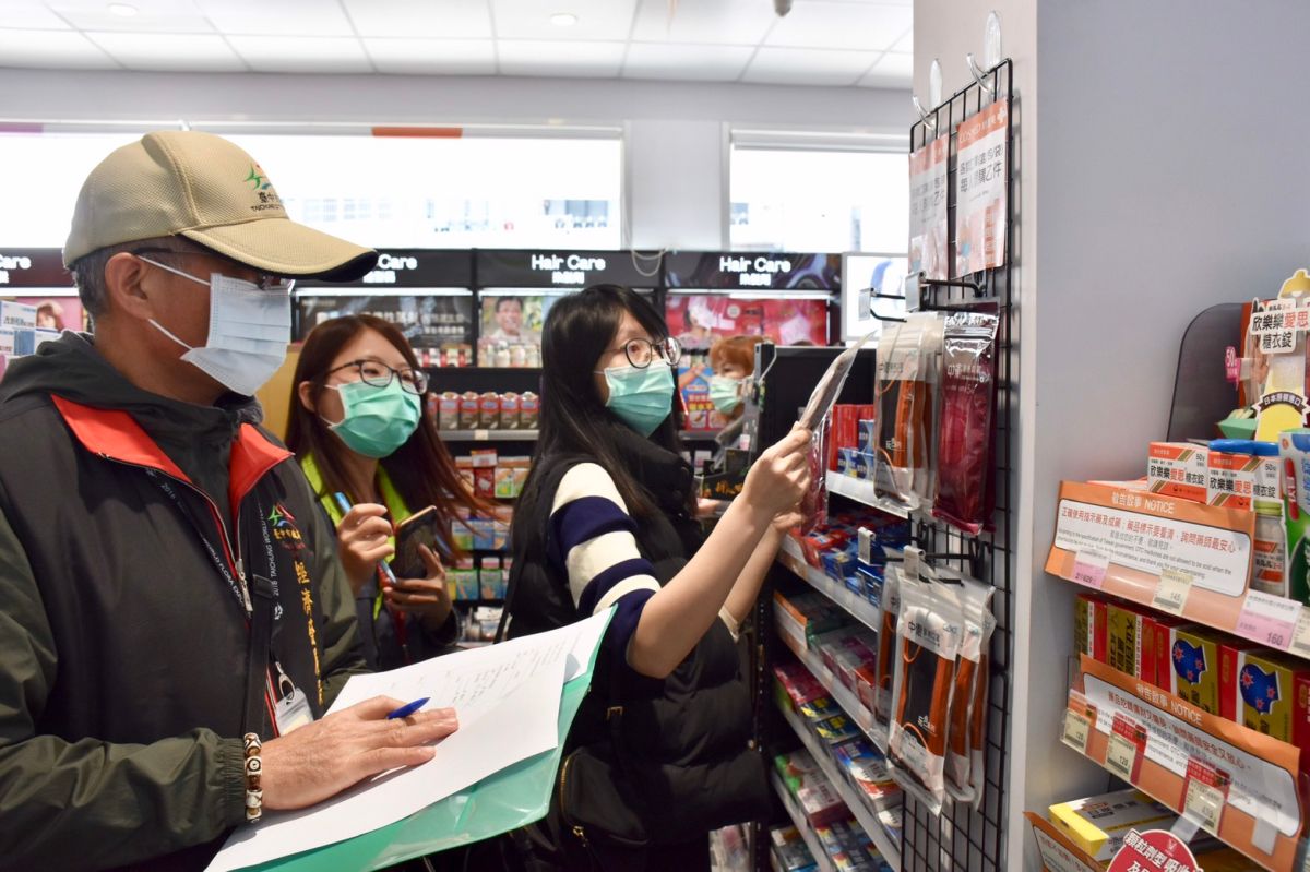 ▲中市府經發局與消保官、衛生局人員等陸續訪查大賣場、藥妝店、四大超商等一般醫用口罩銷售及配貨情形。 (圖／市政府提供2020.2.1)