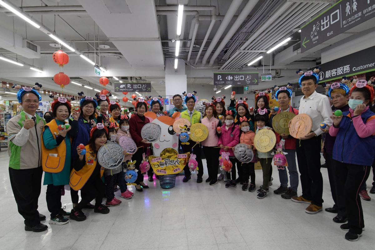 ▲彰化家扶中心展開無窮世代古早燈義賣，邀請民眾一起籌募弱勢家庭兒童助學金，用教育翻轉未來，達到無窮世代。（圖／記者陳雅芳攝，2020.02.01）