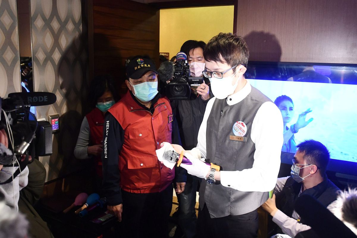 ▲新北市長侯友宜今(1)日前往板橋秀泰影城及星聚點KTV等娛樂場所關心防疫措施。（圖／新北市新聞局提供）