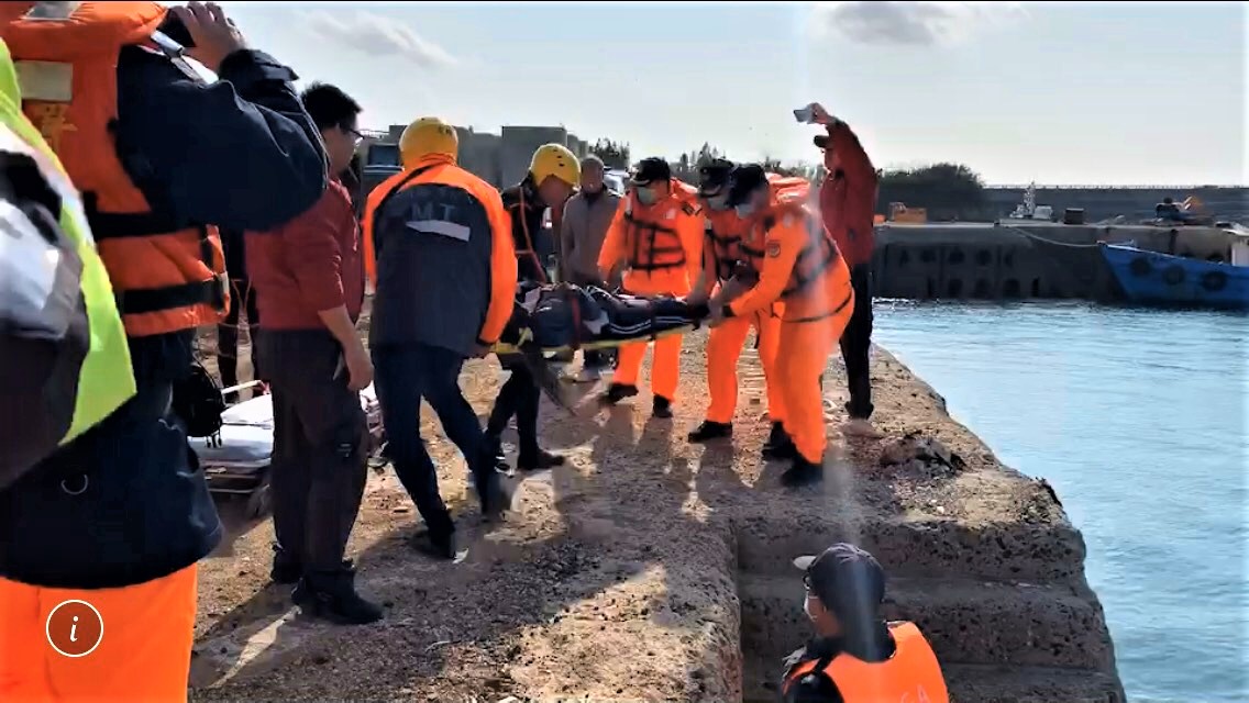 ▲澎湖跨海大橋清晨驚傳有一妙齡女子落海，經3個小時出動近百人搜救，在通樑西港外1000公尺處尋獲該名女子的大體。（圖／澎湖第七岸巡隊提供）