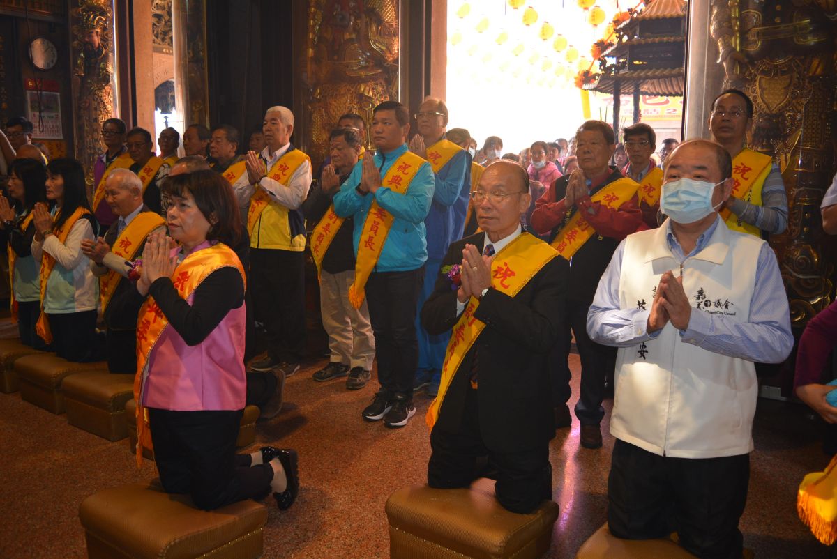 ▲各界來賓向玉皇上帝參拜祈福。（圖／記者郭政隆攝影2020.2.2）