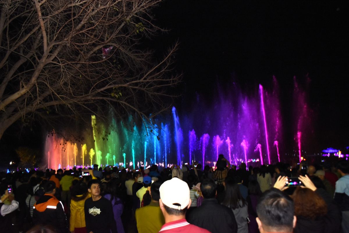 ▲2020花在彰化首次打造近50公尺寬大型水舞，隨著音樂擺動，七彩搖曳水色彷若一朵朵夜間綻放的花朵，是最療癒走春景點。（圖／記者陳雅芳攝，2020.02.02）