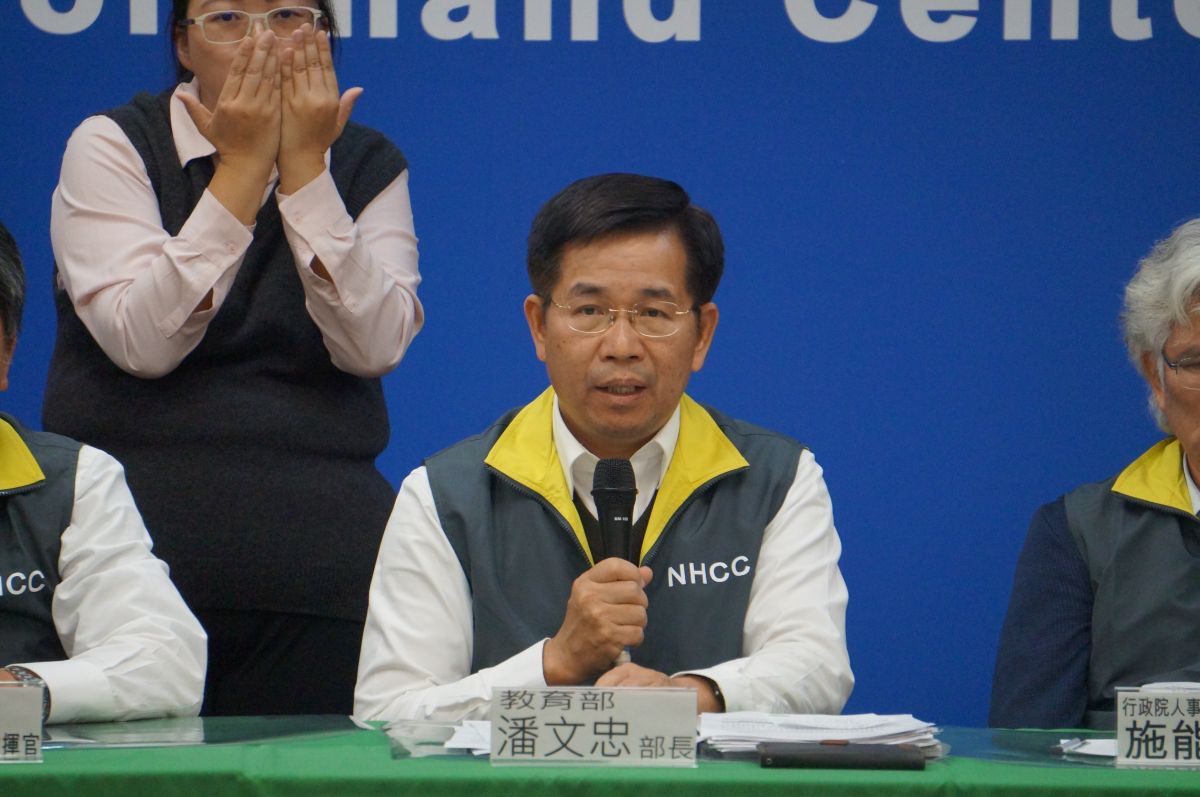 因應武漢肺炎防疫，教育部長潘文忠2日宣布高中以下延至2月25日開學。（圖／記者呂炯昌攝.2020.02.02）