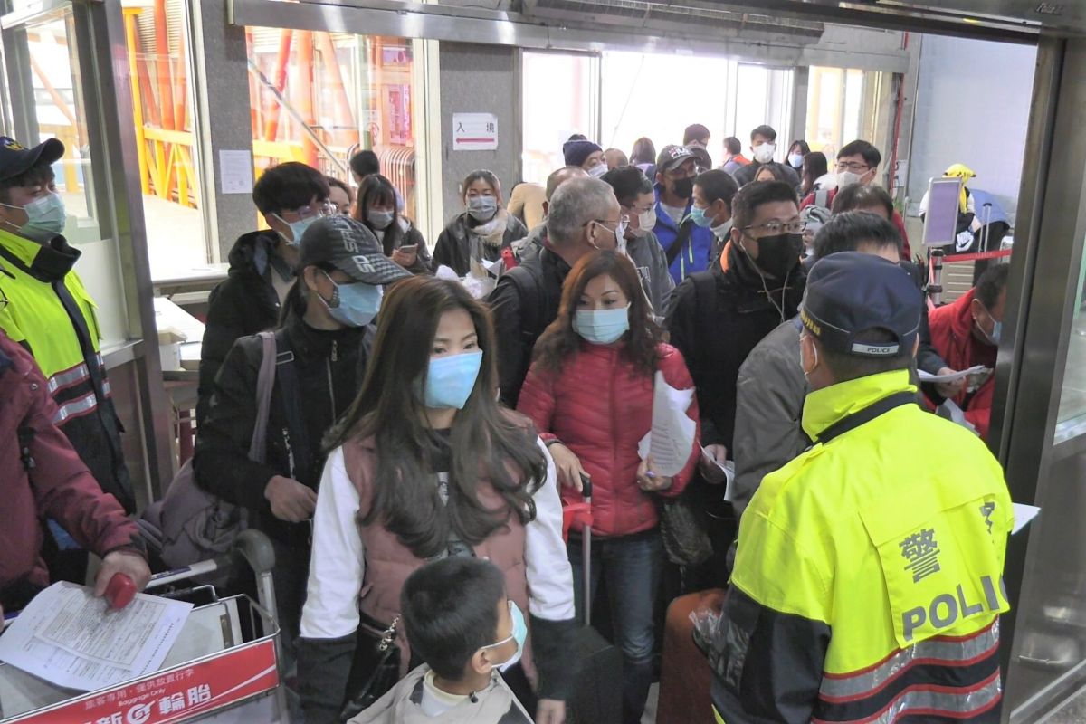 ▲小三通旅客排隊等候疾管署人員查核「居家檢疫通知書」，造成現水頭通關大樓入口處大塞車。（圖／蔡若喬攝, 2020.02.02）