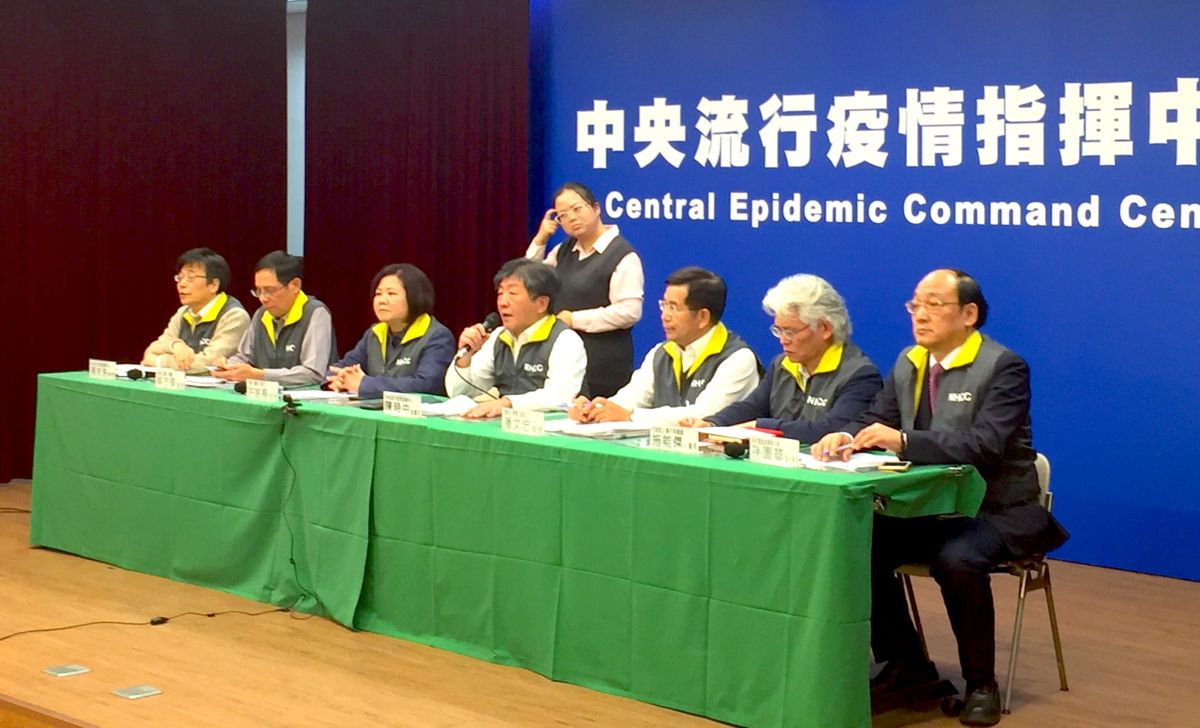 ▲教育部長潘文忠（右3）表示，為了學童防疫和健康，將有50萬張的兒童口罩在明天送到各個幼兒園，提供幼兒園作為緊急防疫使用。（圖／記者黃仁杰攝,2020.02.02）